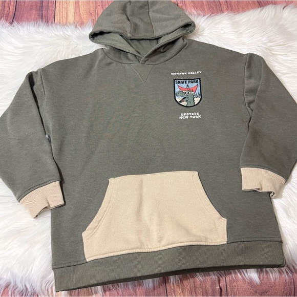 Primark Dino Skate Park Pullover Hoodie Boys Size 7-8 Yrs - Picture 2 of 16